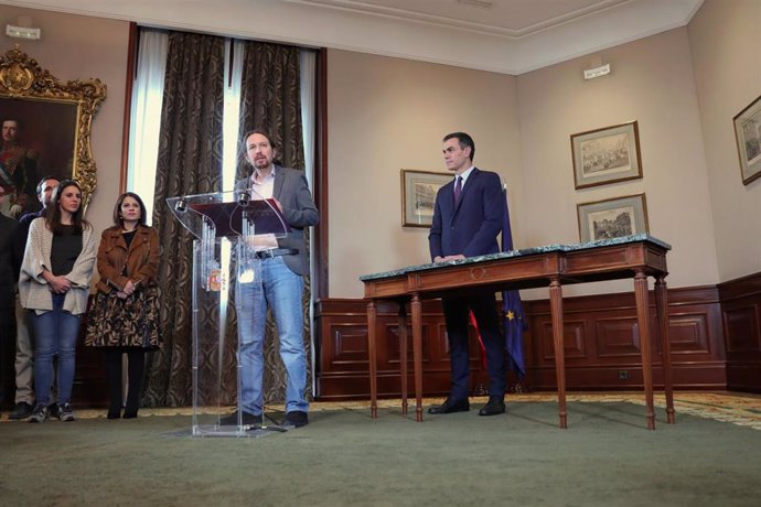 El líder de Podemos, Pablo Iglesias, ofrece una rueda de prensa en el Congreso tras firmar el principio de acuerdo con el presidente del Gobierno en funciones, Pedro Sánchez