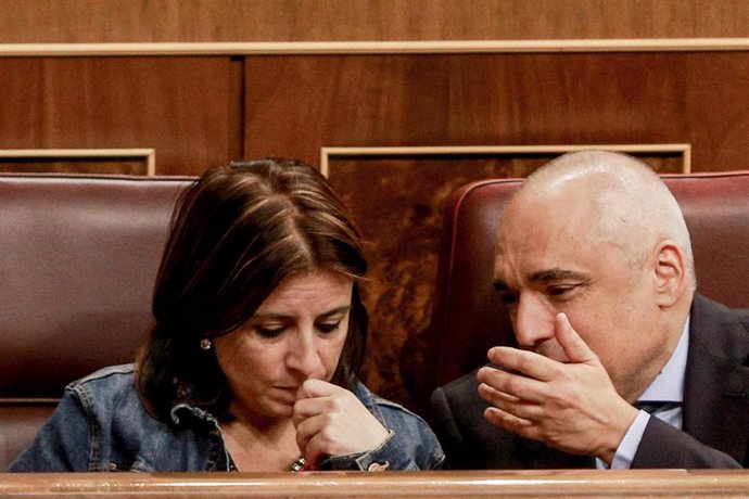 La portavoz parlamentaria del PSOE, Adriana Lastra y el portavoz del PSOE en el Congreso, Rafael Simancas.