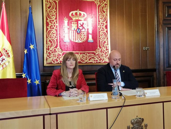 El delegado del Gobierno en Navarra, José Luis Arasti, junto a la jefa de la Unidad de Coordinación contra la violencia sobre la mujer