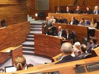 El presidente defiende ante el PP sus políticas de empleo y le afea que se limite a decir que "todo va mal"