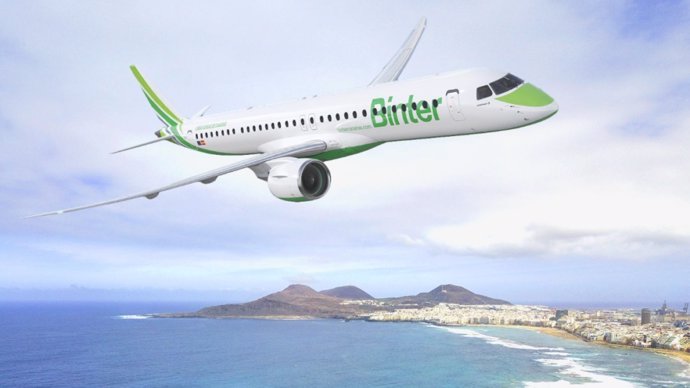 Un avión Binter vuela sobre la playa de Las Canteras, en Las Palmas de Gran Canaria