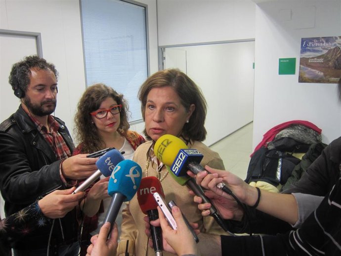 La vicepresidenta y consejera de Hacienda, Pilar Blanco, atiende a los medios de comunicación.