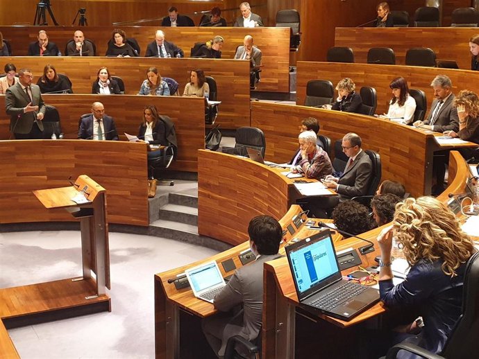 El presidente del Principado, Adrián Barbón, responde a los grupos en sesión parlamentaria