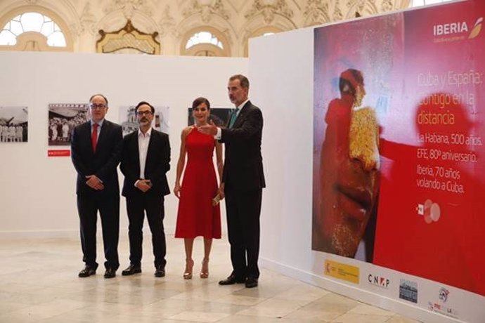 Los Reyes inauguran la exposición 'Cuba y España: Contigo en la distancia' organ