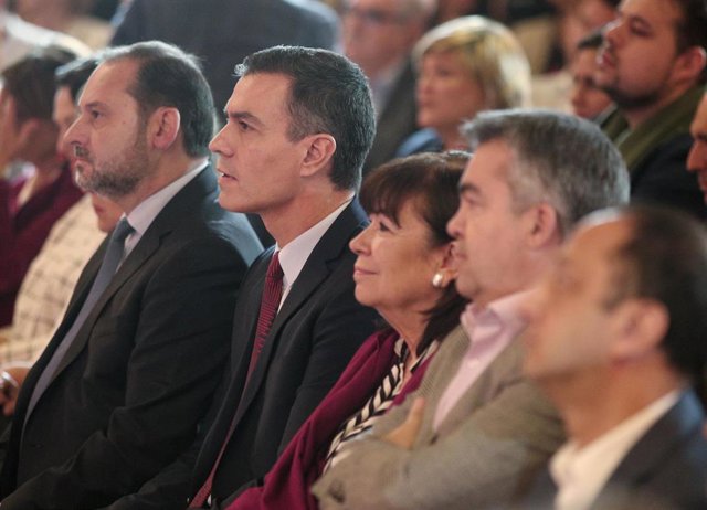 El ministro de Fomento, José Luis Ábalos (1i); el presidente del Gobierno, Pedro Sánchez (2i), y la presidenta del PSOE, Cristina Narbona (3i), en la presentación de la campaña del PSOE para las elecciones del 10 de noviembre