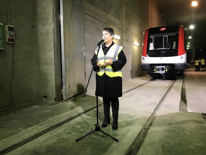 La presidenta de TMB, Rosa Alarcón, recibe el primer tren de los 12 que reforzarán el Metro