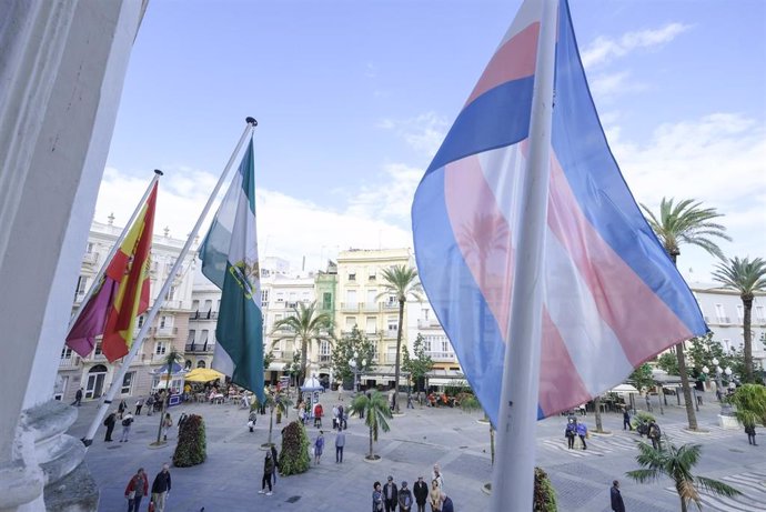 La bandera Trans ondeando en el Ayuntamiento de Cádiz