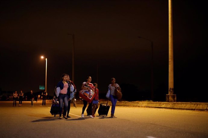 Migrantes venezolanos en la frontera entre Ecuador y Perú