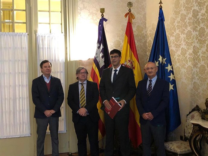 El president del Parlament, Vicen Thomas, rep en audincia a representants de la Sindicatura de Comptes de Baleraes.