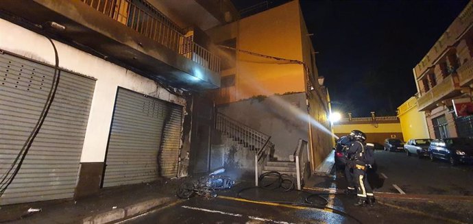 Efectivos del Consorcio de Bomberos extinguen un incendio en la calle La Parada de Icod de los Vinos