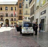Dos detenidos por robar golpeando con palos a un frutero en Málaga, que intentó repeler la agresión