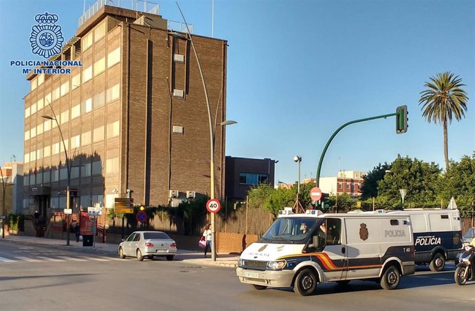 Vehículos de Policía Nacional junto a la Comisaría de Almería 