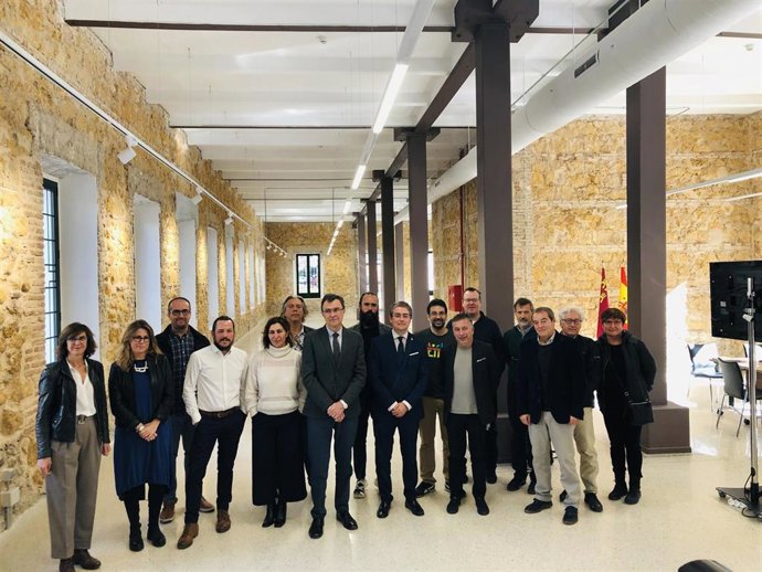El alcalde de Murcia, José Ballesta, junto al concejal de Cultura y Recuperación del Patrimonio, Jesús Pacheco, presenta el proyecto cultural del Cuartel de Artillería, acompañados de miembros del Consejo Asesor del Cuartel de Artillería