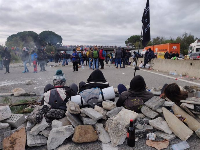 Barricadas en la AP-7 a la altura de Salt (Girona) en una protesta convocada por Tsunami Democrtic contra la sentencia del 1-O