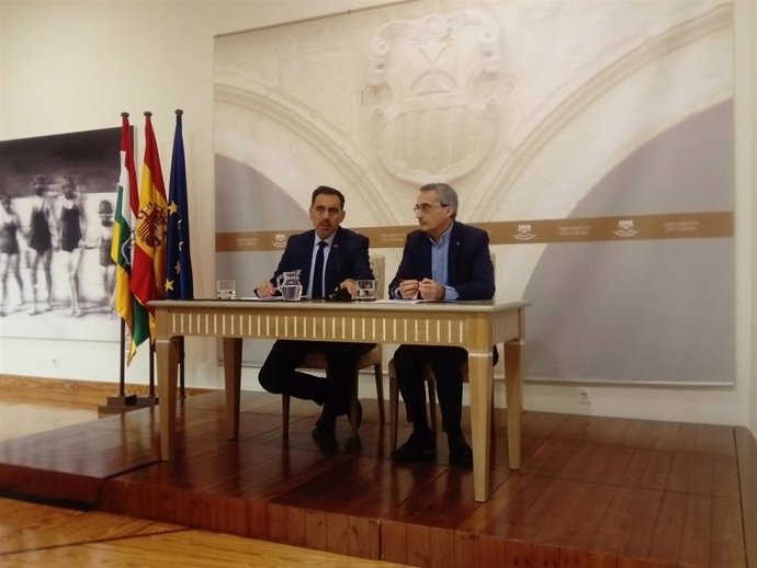 El resctor de la UR, Julio Rubio, y el presidente del Parlamento riojano, Jesús María García, firman un protocolo para el desarrollo de acciones comunes