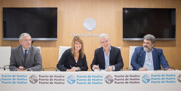 La presidenta del Puerto de Huelva, Pilar Miranda, durante la firma del contrato de adjudicación con la empresa adjudicataria Díaz Cubero S.L.