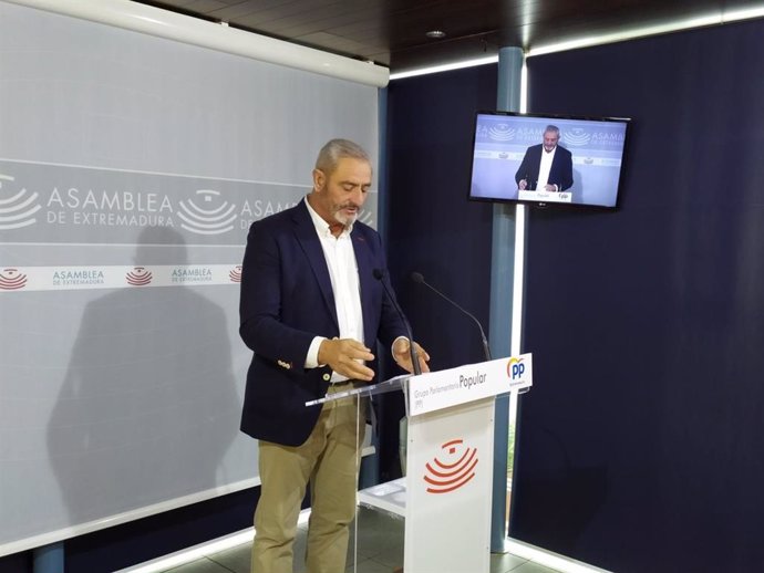El diputado del PP Bibiano Serrano en rueda de prensa sobre la resolución autonómica relativa a recolección de aceituna