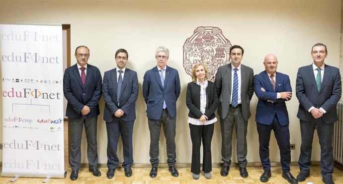 Miembros de Unicaja y la UPSA que han asistido a la firma del acuerdo,