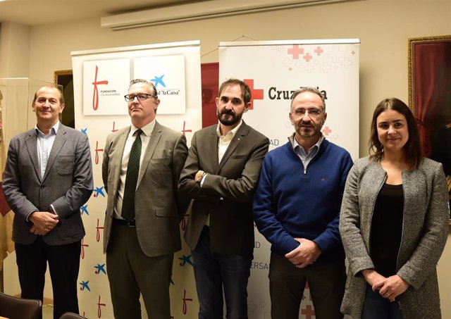 Rafael Huarte (Cruz Roja Navarra), Juanjo San Martín (Cruz Roja Navarra), Lucía Martinez Virto (UPNA), Miguel Navarrete (CaixaBank), y Javier Fernández Valdivieso (Fundación Caja Navarra).