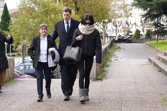 El padre y la hermana de Diana Quer, Juan Carlos (centro) y Valeria Quer (dech), a su llegada a los juzgados en la segunda jornada del juicio contra José Enrique Abuín Gey.