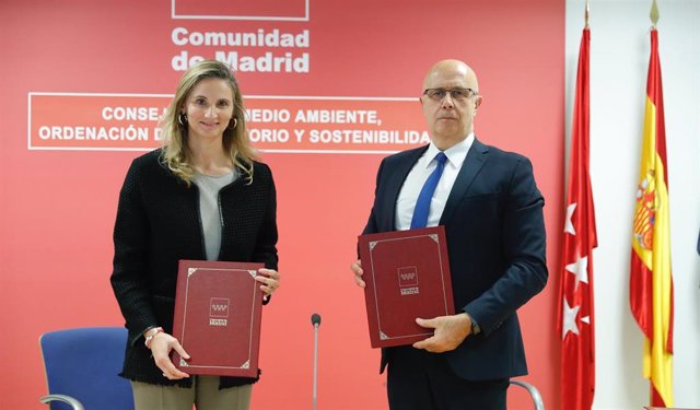 Firma del convenio entre Comunidad de Madrid y AEMT para el proyecto de alerta de episodios de contamianción