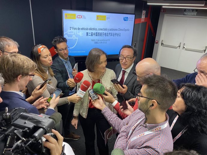 Reyes Maroto, ministra d'Indústria, Comer i Turisme en funcions, atén als mig després del 2 Frum de vehicle elctric, connectat i autnom la Xina-Espanya, a Madrid