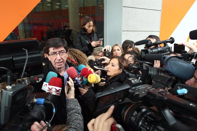 El vicepresidente de la Junta de Andalucía con Ciudadanos, Juan Marín, atiende a los medios de comunicación en una imagen de archivo.