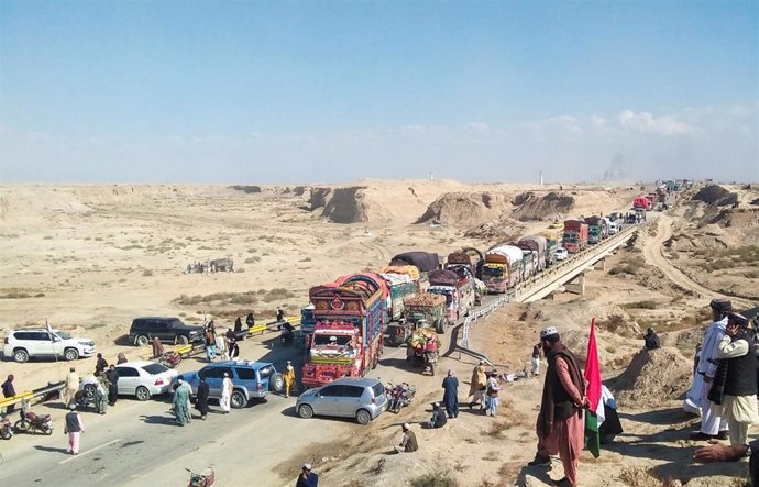 Autovía bloqueda en el oeste de Pakistán por manifestantes antigubernamentales en el marco de las protestas por la Marcha de la Libertad