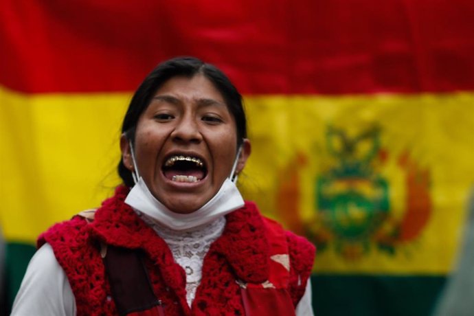 12 November 2019, Bolivia, La Paz: A protester shout slogans takes part in a protest. Photo: Gaston Brito/dpa