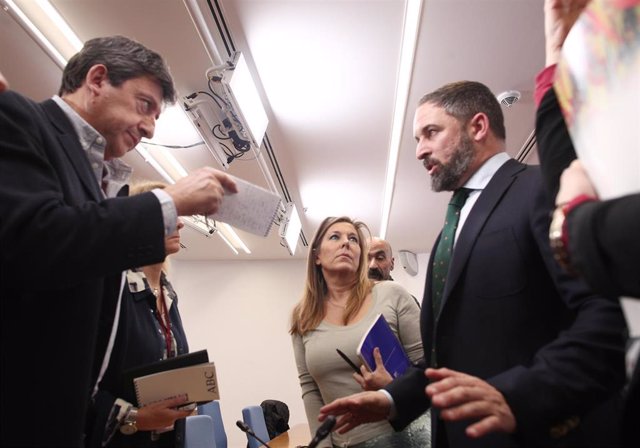 El periodista de El País, Javier Casqueiro (izq) y el el presidente de VOX, Santiago Abascal (dech), discuten tras la rueda de prensa de VOX, por el veto del  partido a los medios del Grupo Prisa