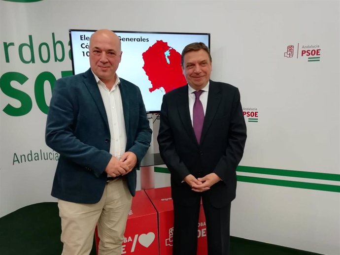 Ruiz y Planas ante un mapa de la provincia de Córdoba que muestra en rojo donde ha ganado el PSOE el 10N.