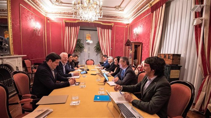 La presidenta de La Rioja, Concha Andreu, y el alcalde de Logroño, Pablo Hermoso de Mendoza, encabezan las delegaciones de Ejecutivo y Consistorio que han mantenido una reunión de coordinación.