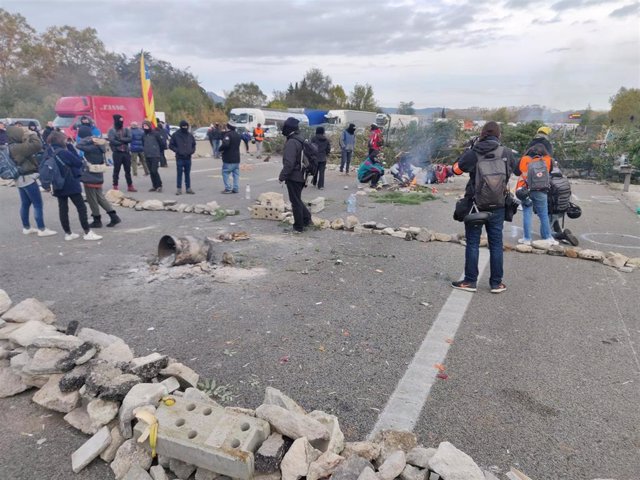Barricadas en la AP-7 a la altura de Salt (Girona) en una protesta convocada por Tsunami Democràtic contra la sentencia del 1-O