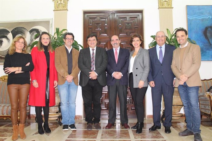 Acuerdo entre el Ayuntamiento de Huelva y Atlantic Copper para garantizar la accesibilidad auditiva en el Palacio de Congresos de la Casa Colón.
