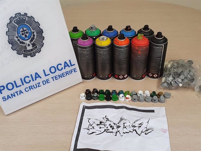 Material requisado al grafitero por la Policía Local de Santa Cruz