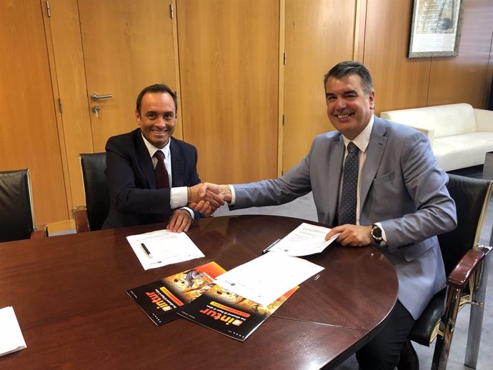 El director general de la Feria, Alberto Alonso, y el presidente de la Asociación de Hoteles, Francisco Posada, firma el convenio de colaboración.