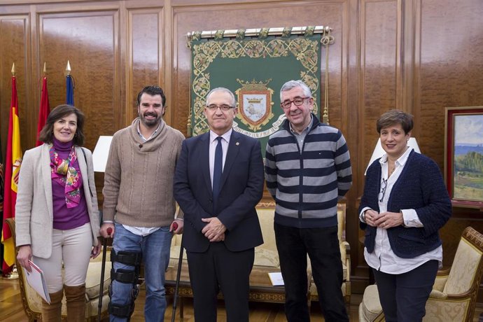 Reunión del alcalde de Pamplona con representante de la Asociación Navarra de Familias Numerosas.