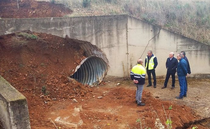 El director general de Carreteras, David Merino, visita el socavón de la CM-415 en Saceruela.