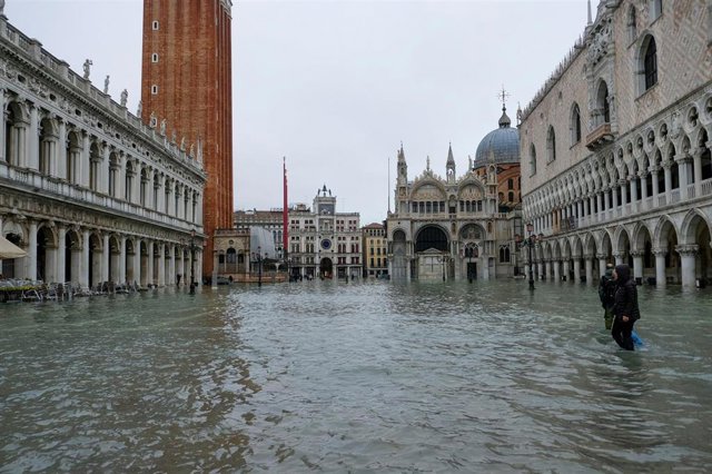 La Plaza de San Marcos, inundada durante el 'acqua alta' en Venecia.