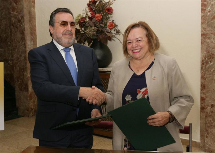 El presidente de Fundación ONCE y de Grupo Social ONCE, Miguel Carballeda, y la presidenta del CSIC, Rosa Menéndez