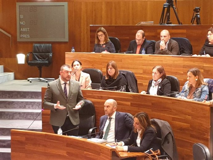 El presidente Adrián Barbón responde a las preguntas de los grupos en la Junta General.