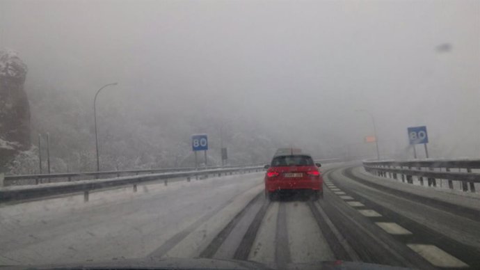 Autopista del Huerna (AP-6) cubierta de nieve, en pleno temporal, en enero de 2018