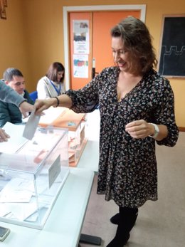 La senadora del PSOE por Valladolid, Sara María Galván, vota en las pasadas elecciones