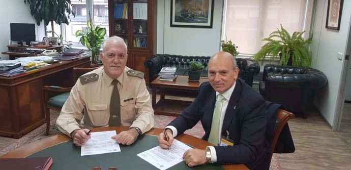 El general de brigada Joaquín Pérez-lñigo García Malo y el director general del grupo San Valero, César Romero, durante la firma del contrato