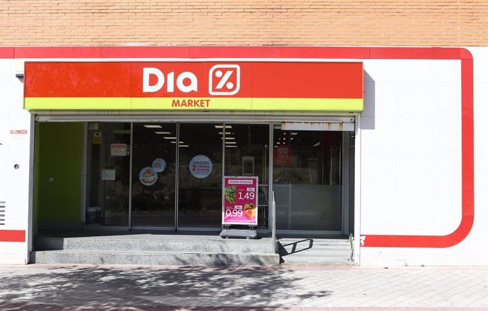 Imagen de un la entrada de un supermercado Día Market en Madrid.