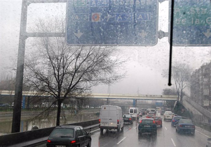 El Ayuntamiento reforzará este lunes la vigilancia del tráfico durante la hora punta por la previsión de lluvias