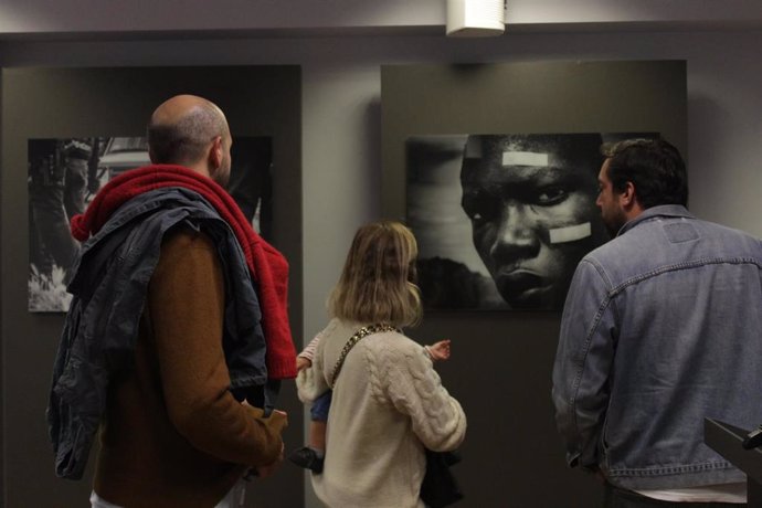 La sede Olavide en Sevilla Centro acoge una exposición de las fotografías ganadoras del certamen 'Contemporarte'.