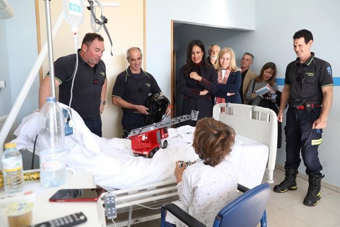 La vicealcaldesa, Begoña Villacís, y la portavoz del Gobierno y delegada de Seguridad y Emergencias, Inmaculada Sanz, visitan a los niños ingresados en el Hospital San Rafael.