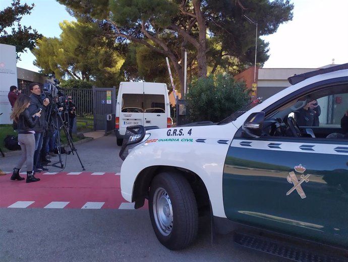 Cuatro coches de la Guardia Civil y una furgoneta entran al recinto del Consell Catal de l'Esport