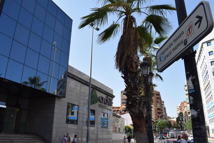 Señal que indica la ubicación de la parada de Luceros/Estels en el centro de Alicante desde la Estación de Alacant Terminal.